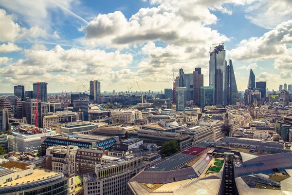 ロンドン イギリス 2019年6月20日 晴れた日のロンドン市内の景色 ビューは オフィスビル銀行や金融地区が含まれます — ストック写真