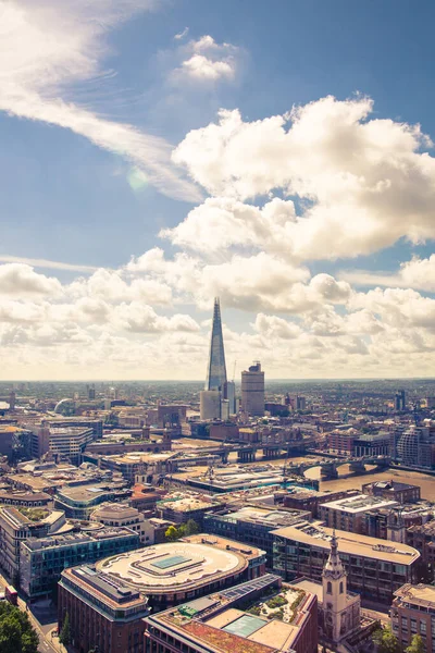 朝の優しい光の中でロンドン市 近代的な高層ビルがあるビジネスや銀行エリア イギリスのロンドン — ストック写真