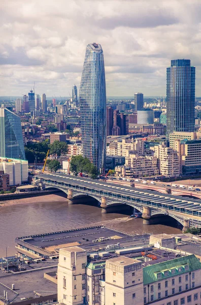 2019年6月20日 伦敦市阳光普照 景观包括写字楼 银行及金融区 泰晤士河及伦敦桥 — 图库照片