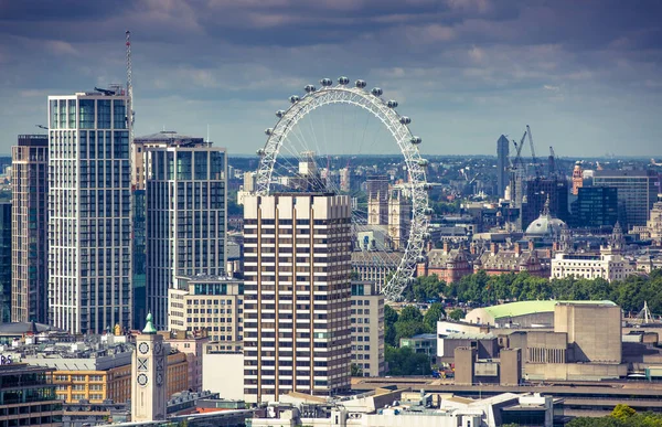 ロンドン イギリス 2019年6月20日 晴れた日のロンドン市内の景色 ビューは オフィスビル銀行や金融地区が含まれます — ストック写真