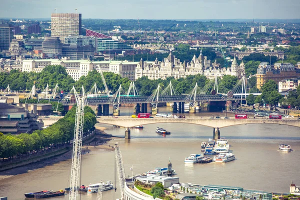 ロンドン イギリス 2019年6月20日 晴れた日のロンドン市内の景色 ビューには オフィスビル銀行や金融地区 川テムズ川とロンドン橋が含まれます — ストック写真