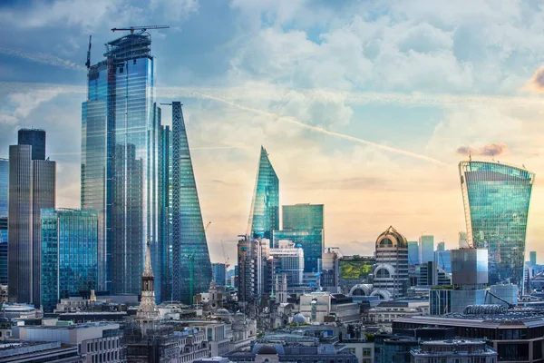 朝の優しい光の中でロンドン市 近代的な高層ビルがあるビジネスや銀行エリア イギリスのロンドン — ストック写真