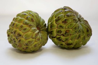 Salvador, Bahia / Brezilya - 28 Mayıs 2020: Bilimsel adı Annona Squamosa olan çam kozalağı veya meyve kozalağı. 