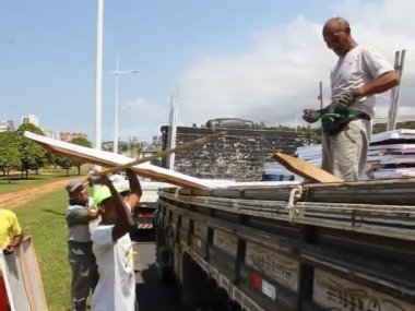 Salvador, Bahia / Brezilya - 3 Eylül 2014: Salvador kentinde seçim müfettişleri usulsüz seçim propagandası tabelaları toplarken görülüyor.