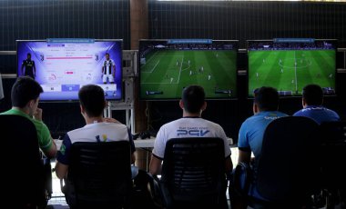 Salvador, Bahia / Brezilya - 25 Ekim 2019: Gençler Salvador 'daki Brezilya Üniversitesi Oyunları sırasında video oyunu oynarken görülüyor