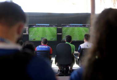 Salvador, Bahia / Brezilya - 25 Ekim 2019: Gençler Salvador 'daki Brezilya Üniversitesi Oyunları sırasında video oyunu oynarken görülüyor