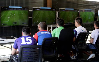 Salvador, Bahia / Brezilya - 25 Ekim 2019: Gençler Salvador 'daki Brezilya Üniversitesi Oyunları sırasında video oyunu oynarken görülüyor