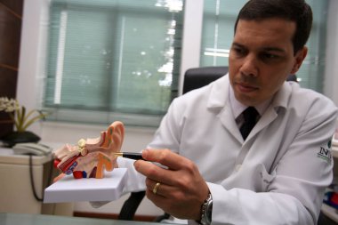 Salvador, Bahia / Brezilya - 10 Nisan 2019: otorrino doktoru insan işitme cihazının modelini gösterdi. 