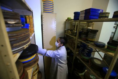 Salvador, Bahia / Brezilya - 12 Nisan 2019: Salvador kentindeki Cinemateca da Bahia 'da eski filmlerle uğraşan kişi görülüyor.. 