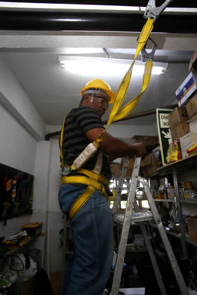 Salvador Bahia Brasil Abril 2019 Trabajador Usa Cinturón Seguridad Subir —  Fotos de Stock