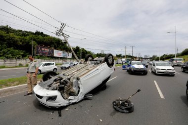 Salvador, Bahia / Brezilya - 23 Eylül 2019: Araç kazası. Sürücü kontrolünü kaybediyor ve Salvador 'daki Luiz Viana Bulvarı' nda çarpışıyor.. 