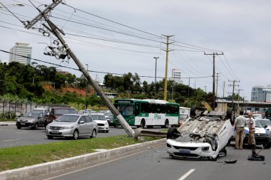 Salvador, Bahia / Brezilya - 23 Eylül 2019: Araç kazası. Sürücü kontrolünü kaybediyor ve Salvador 'daki Luiz Viana Bulvarı' nda çarpışıyor.. 