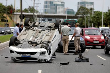 Salvador, Bahia / Brezilya - 23 Eylül 2019: Araç kazası. Sürücü kontrolünü kaybediyor ve Salvador 'daki Luiz Viana Bulvarı' nda çarpışıyor.. 