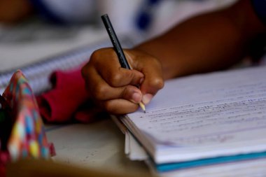 Salvador, Bahia / Brezilya - 26 Temmuz 2019: Altair da Costa Lima belediyesinin öğrencileri eğitim sürecinde askeri kurallara uyarlar..