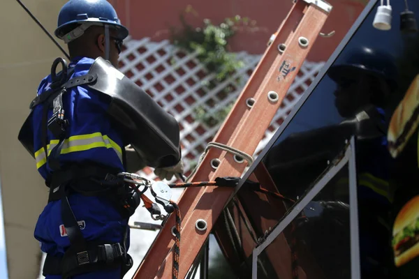 Salvador Bahia Brazilský Únor 2019 Elektrikář Provádí Opravy Elektrické Rozvodné — Stock fotografie