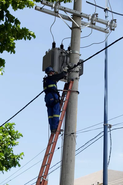 Salvador Bahia Brasilien Februar 2019 Elektriker Repariert Während Des Karnevals — Stockfoto