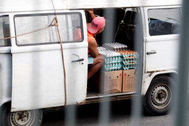 Salvador, Bahia / Brezilya - Temmuz 12, 2018: Yumurta satıcısı Salvador şehrinde bir kombi aracında görüldü