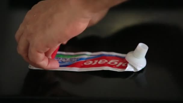 2020年6月7日 ブラジル バヒア州サラドール 歯磨き粉のチューブを最後のポジションが取り除かれるまで絞り出す — ストック動画