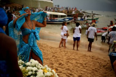 Salvador, Bahia / Brezilya - 2 Şubat 2020: Salvador şehrindeki rio Vermelho plajında, dini bir kutlama sırasında, Orixa Yemanja 'nın hayranları ve hayranları.