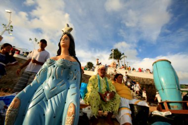 Salvador, Bahia / Brezilya - 2 Şubat 2020: Salvador şehrindeki Rio Vermelho plajında dini kutlamalar sırasında Yemanje 'nin görüntüsü görüldü..