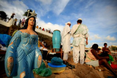 Salvador, Bahia / Brezilya - 2 Şubat 2020: Salvador şehrindeki Rio Vermelho plajında dini kutlamalar sırasında Yemanje 'nin görüntüsü görüldü..