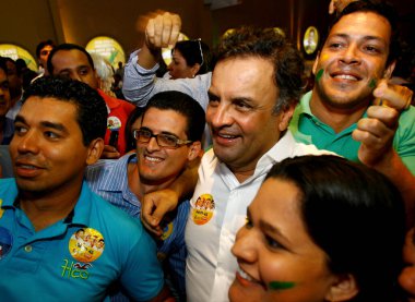 Salvador, Bahia / Brezilya - 23 Ağustos 2014: Senatör Aecio Neves, Salvador şehrinde bir seçim kampanyası sırasında görüldü. 