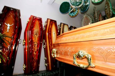 Eunapolis, Bahia / Brezilya - 18 Mart 2009: Cenaze vazosu Eunapolis City 'deki Ölü Adamın Tabutu mağazasında görüldü.
