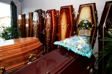 Eunapolis, Bahia / Brezilya - 18 Mart 2009: Cenaze vazosu Eunapolis City 'deki Ölü Adamın Tabutu mağazasında görüldü.