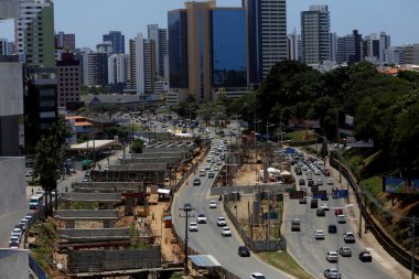 Salvador, Bahia / Brezilya - 24 Ekim 2019: Salvador 'da Avenida Antonio Carlos Magalhaes' in hava görüntüsü. Site BRT sisteminin uygulanması için viyadük inşaatından geçiyor. 