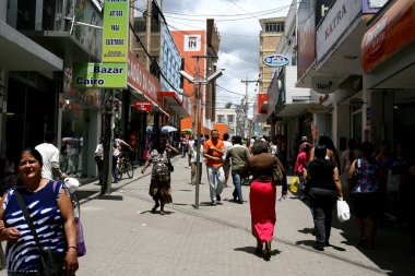 Vitoria da Conquista, Bahia / Brezilya - 31 Ekim 2011: Vitoria da Conquista şehrinin alışveriş merkezinde insanlar görülmektedir.. 