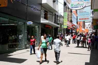 Vitoria da Conquista, Bahia / Brezilya - 31 Ekim 2011: Vitoria da Conquista şehrinin alışveriş merkezinde insanlar görülmektedir.. 