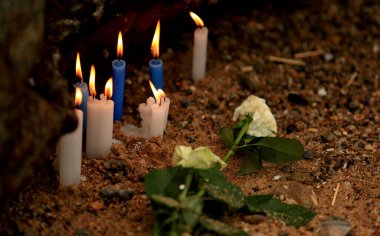 Salvador, Bahia / Brezilya - 2 Şubat 2016: Candomble üyelerinin dini bir kutlaması sırasında Salvador şehrindeki Rio Vermelho plajında mumlar görülür.. 