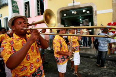 Salvador, Bahia / Brezilya - 11 Şubat 2015: Müzisyen Salvador şehrinde Pelourinho 'da bir sofro grubunda trompet çalıyor.. 