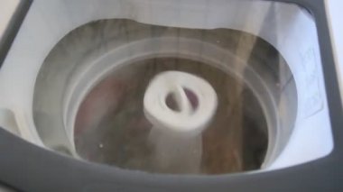 Salvador, Bahia / Brezilya - 20 Haziran 2020: Çamaşır makinesi giysilerin dönüşünde gürültü yaparken görülüyor.