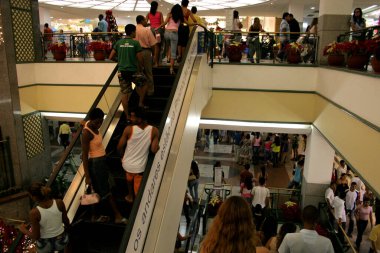 Salvador, Bahia / Brezilya - 25 Aralık 2007: İnsanlar Salvador 'da bir alışveriş merkezinin yürüyen merdivenini kullanırken görüldü..