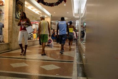 Salvador, Bahia / Brezilya - 25 Aralık 2007: İnsanlar Salvador 'da bir alışveriş merkezi koridorunda yürürken görülüyor..