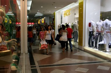 Salvador, Bahia / Brezilya - 25 Aralık 2007: İnsanlar Salvador 'da bir alışveriş merkezi koridorunda yürürken görülüyor..