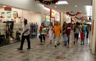 Salvador, Bahia / Brezilya - 25 Aralık 2007: İnsanlar Salvador 'da bir alışveriş merkezi koridorunda yürürken görülüyor..