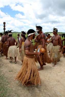 Porto seguro, Bahia / Brezilya - 26 Aralık 2007: Porto Seguro kentindeki bir köyde geleneksel dans sırasında Pataxo etnik kökenli Hintliler görüldü..