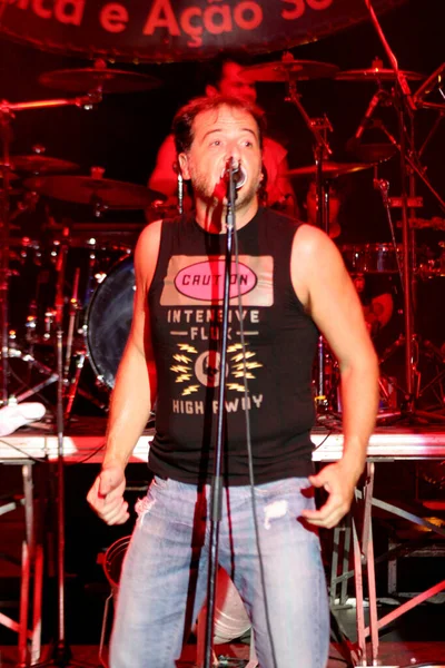 2006年9月29日ブラジル バイーア州サラドール2006年9月29日ブラジル サルバドール市で行われたバンド Ira の歌手ナシが出演中 — ストック写真