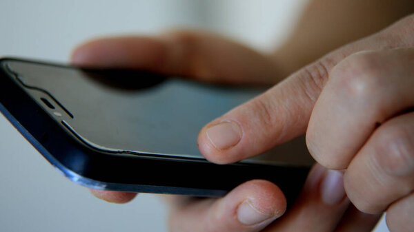 salvador, bahia / brazil - 22 июня 2020 года: человек замечен с помощью смартфона в городе Сальвадор
