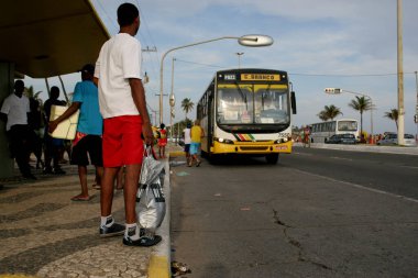 Salvador, Bahia / Brezilya - 21 Aralık 2006: Salvador şehrinin kıyısındaki otobüs durağında halk otobüslerini beklerken görüldü.. 