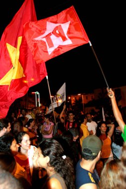 Salvador, Bahia / Brezilya - 1 Ekim 2006: Partido dos Trabalhadores - PT üyeleri Salvador şehrinde bayraklarla görülmektedir.. 
