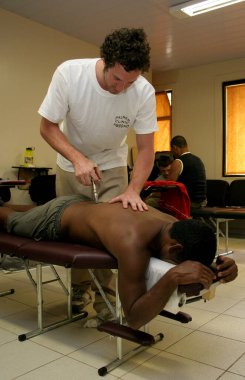 Salvador, Bahia / Brezilya - 1 Mart 2007: Salvador şehrinde bir hasta üzerinde kayropraktik faaliyetler yaptığı görüldü.. 