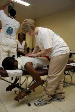 Salvador, Bahia / Brezilya - 1 Mart 2007: Salvador şehrinde bir hasta üzerinde kayropraktik faaliyetler yaptığı görüldü.. 