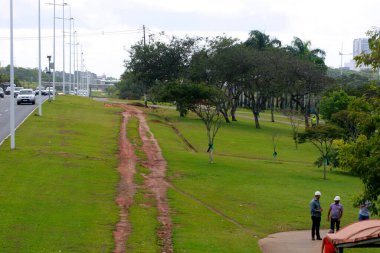Salvador, Bahia / Brezilya - 27 Mayıs 2015: Avenida Luiz Viana - Paralela 'daki çiçek tarlasının Salvador şehrindeki metro hattının ikinci hattının inşasından önceki görüntüsü