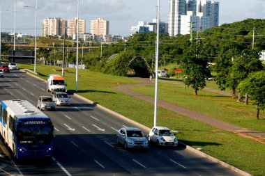 Salvador, Bahia / Brezilya - 27 Mayıs 2015: Avenida Luiz Viana - Paralela 'daki çiçek tarlasının Salvador şehrindeki metro hattının ikinci hattının inşasından önceki görüntüsü