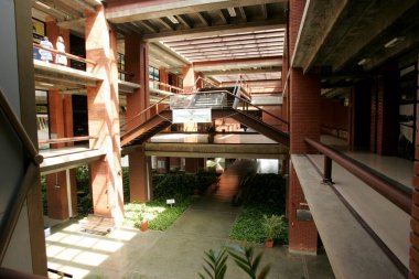 Salvador, Bahia / Brezilya - 12 Aralık 2012: Salvador 'daki Chesf merkez binasındaki demir merdivenlerin manzarası.