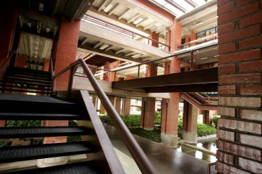 Salvador, Bahia / Brezilya - 12 Aralık 2012: Salvador 'daki Chesf merkez binasındaki demir merdivenlerin manzarası.