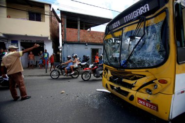 Salvador, Bahia / Brezilya - 4 Mayıs 2018: Salvador 'da Avenida Afranio Paixoto - Suburbana' da otobüs ön camının kırıldığı görüldü.. 